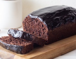 Wilgotne ciasto czekoladowe z dżemem