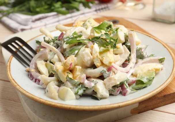 Sałatka z jajkami i cebulą