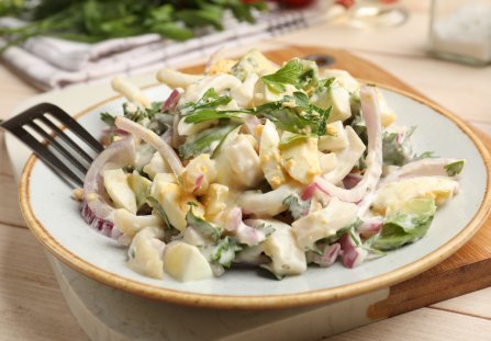 Sałatka z jajkami i cebulą