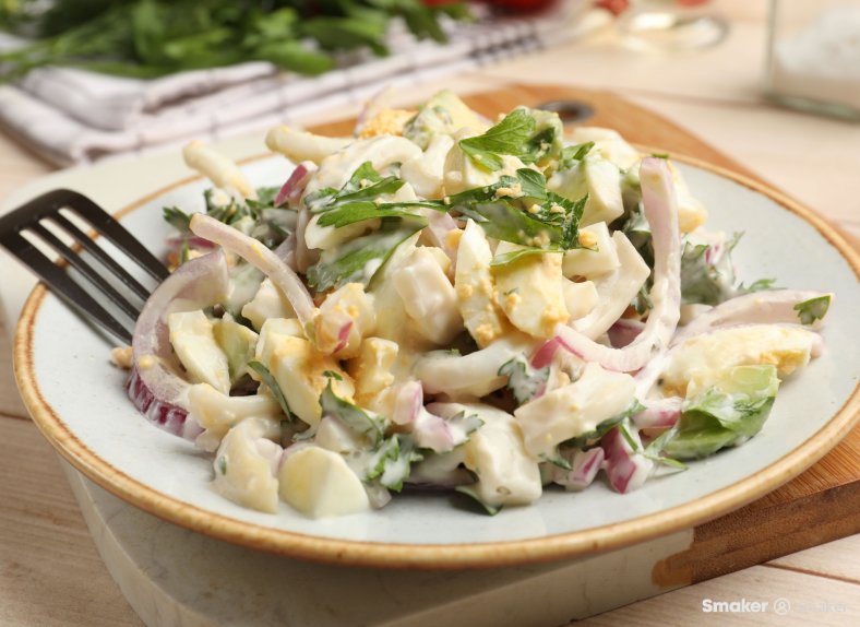  Sałatka z jajkami i cebulą 