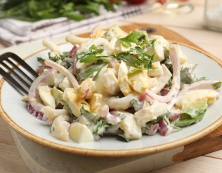 Sałatka z jajkami i cebulą