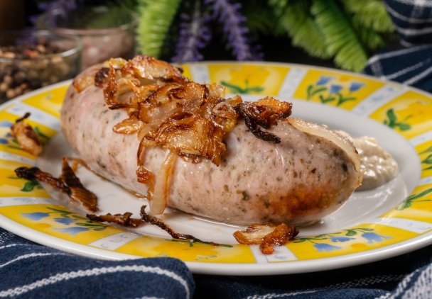 Biała kiełbasa pieczona w cebuli i białym winie