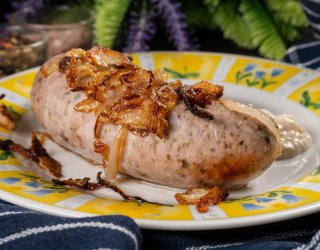 Biała kiełbasa pieczona w cebuli i białym winie