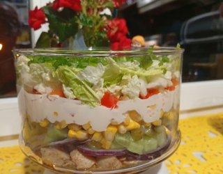 Warzywna sałatka kurczakiem