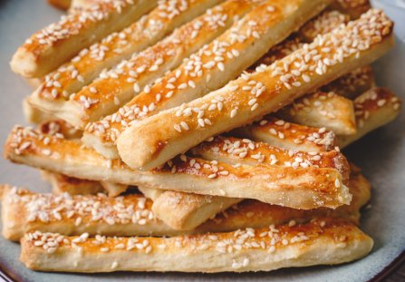 Paluchy z ciasta francuskiego z sezamem