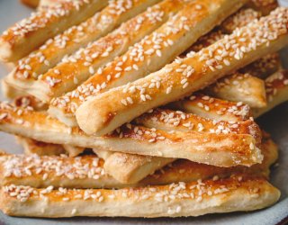 Paluchy z ciasta francuskiego z sezamem