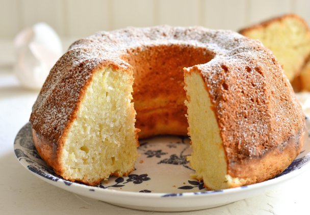 Cytrynowa babka wielkanocna. Na świątecznym stole nie może jej zabraknąć