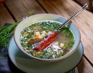 Zupa ogórkowa na żeberkach wędzonych według Ewy Wachowicz