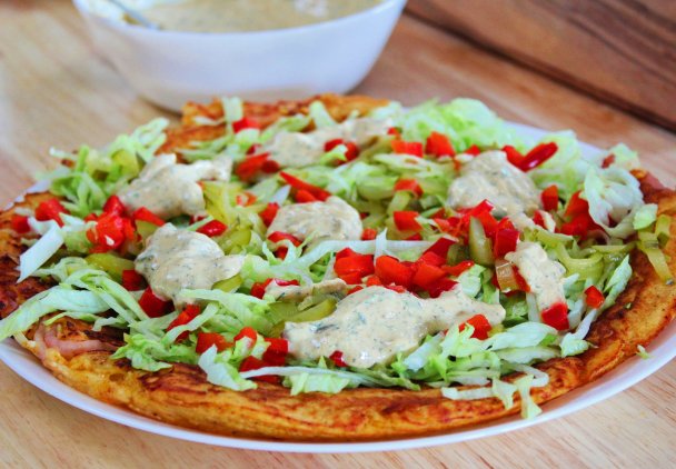 Szybki omlet ziemniaczany ze świeżymi warzywami z ziemniaków z wczoraj i ekspresowy sos.