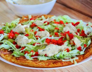 Szybki omlet ziemniaczany ze świeżymi warzywami z ziemniaków z wczoraj i ekspresowym sosem.