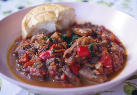 Gulasz z boczniaków w stylu burgundzkim