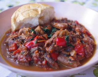 Gulasz z boczniaków w stylu burgundzkim