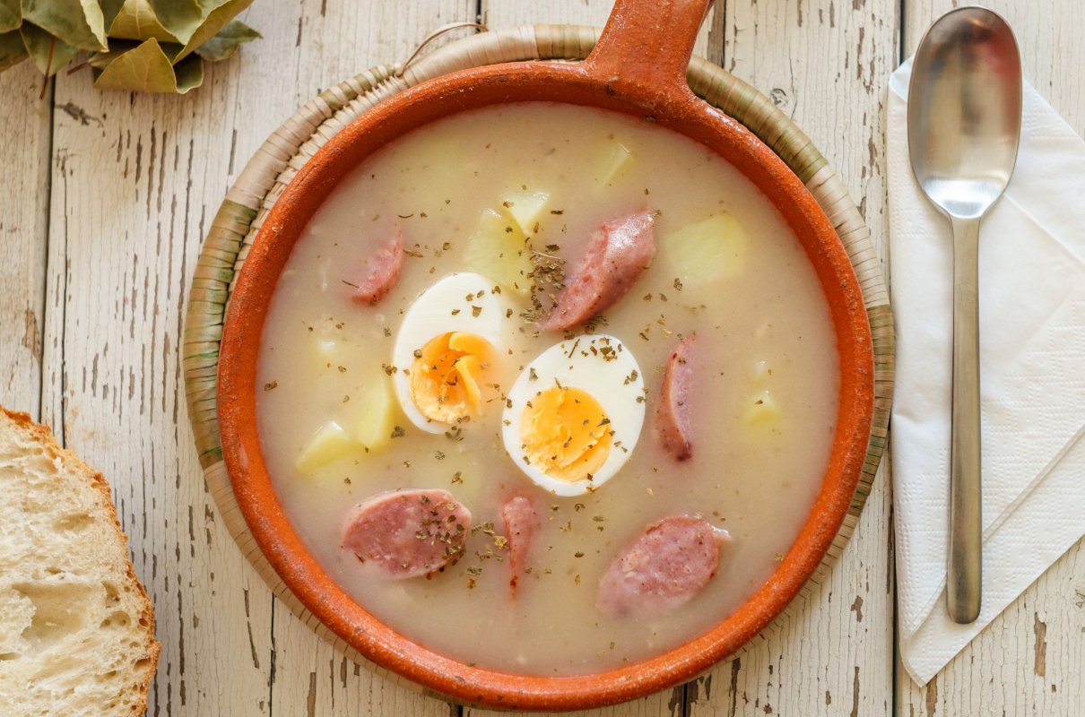 Barszcz biały. Przepis, który na Wielkanoc zachwyci rodzinę i gości