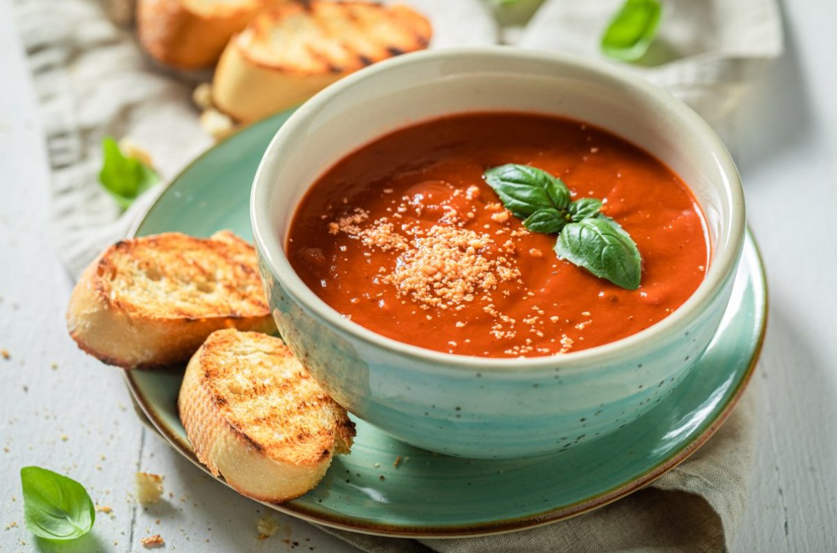 Jak powstają zupy i sosy w dużych kuchniach? Kulisy pracy gastronomii