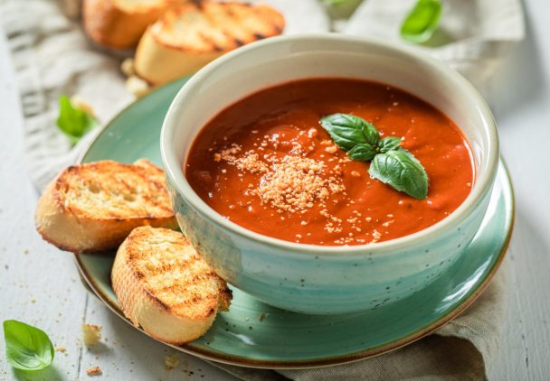 Jak powstają zupy i sosy w dużych kuchniach? Kulisy pracy gastronomii