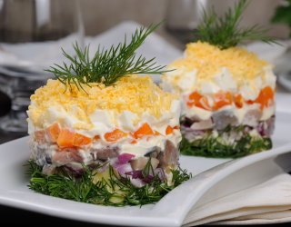 Wielkanocna sałatka ze śledziem