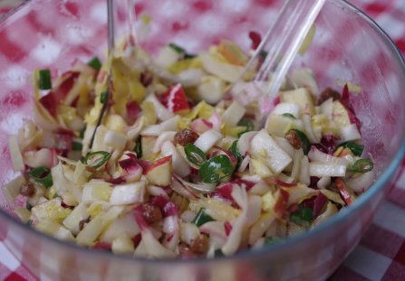 Surówka z cykorii z jabłkiem w musztardowym winegrecie