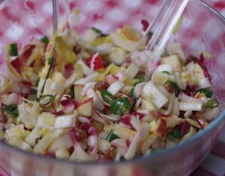 Surówka z cykorii z jabłkiem w musztardowym winegrecie