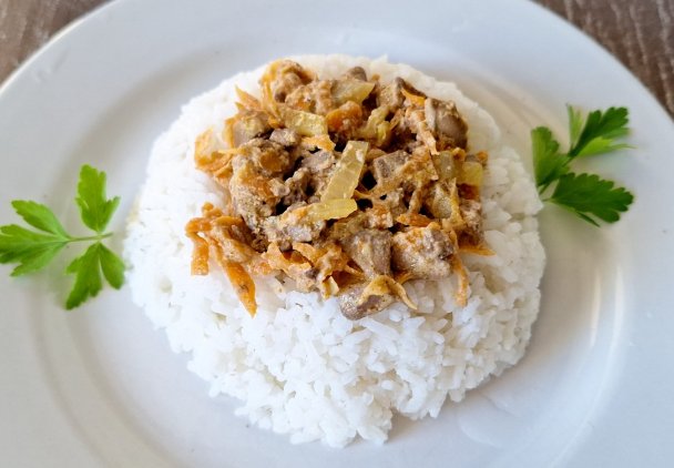 Wątróbka drobiowa z warzywami – prosty przepis