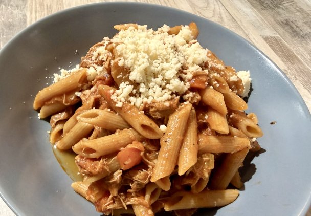 Makaron z szarpanym indykiem