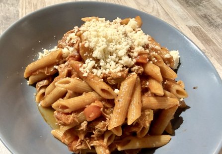 Makaron z szarpanym indykiem