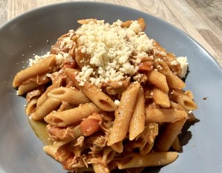Makaron z szarpanym indykiem