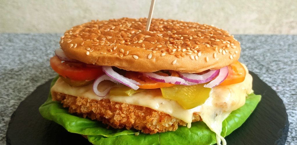 Domowy chicken burger