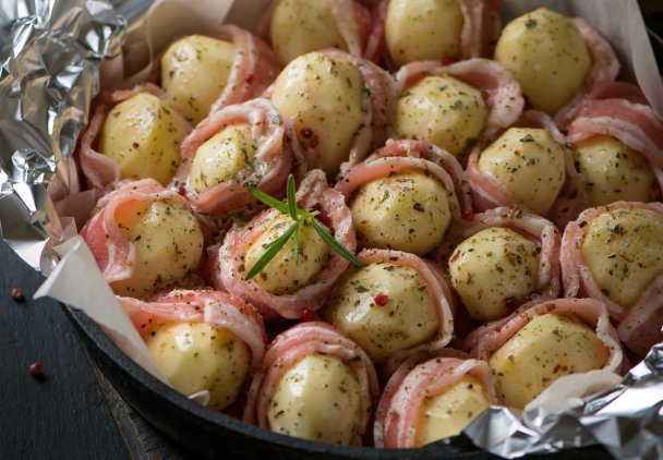 Ziemniaki pieczone w boczku