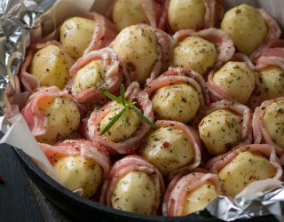 Ziemniaki pieczone w boczku