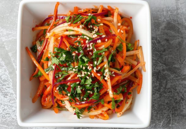 Surówka marchewkowa z jabłkiem i sezamem