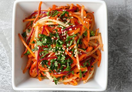 Surówka marchewkowa z jabłkiem i sezamem