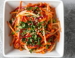 Surówka marchewkowa z jabłkiem i sezamem