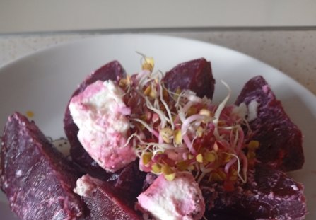 Sałatka z gotowanych buraków, sera feta i kiełków z rzodkiewki