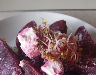 Sałatka z gotowanych buraków, sera feta i kiełków z rzodkiewki