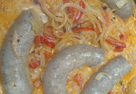 Biała kiełbaska duszona z cebulą i papryką