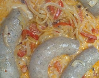 Biała kiełbaska duszona z cebulą i papryką