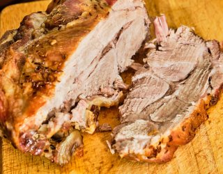 Karkówka pieczona przez noc. Sekret mięsa, które rozpływa się w ustach