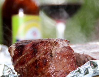 Soczystość pod kontrolą. Dlaczego pasjonaci grillowania coraz częściej zamieniają węgiel na grille gazowe Napoleon?