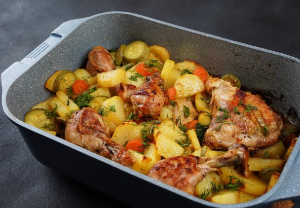 Ekspresowy obiad z pieczonych warzyw i kurczaka. Przepisy na dania z jednej blachy