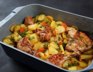 Ekspresowy obiad z pieczonych warzyw i kurczaka. Przepisy na dania z jednej blachy