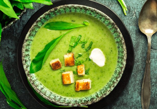 Zupa z czosnku niedźwiedziego