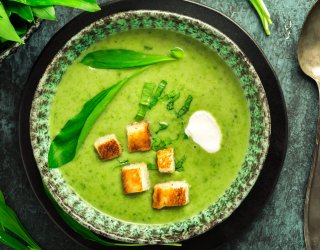 Zupa z czosnku niedźwiedziego