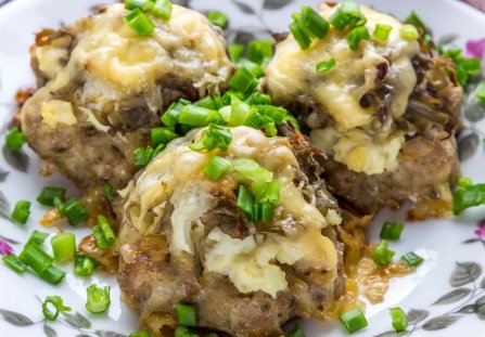 Frykadelki z duszoną cebulą