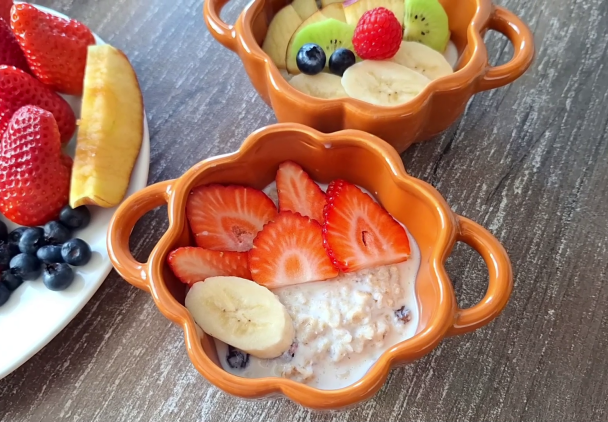 Owsianka z owocami na śniadanie