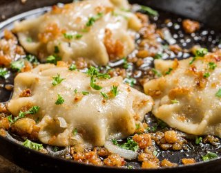 Pierogi z białą kiełbasą i chrzanem