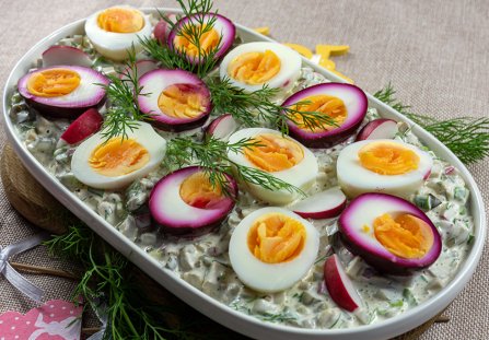 Kolorowe jajka w sosie tatarskim