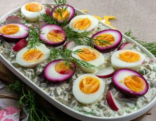 Kolorowe jajka w sosie tatarskim