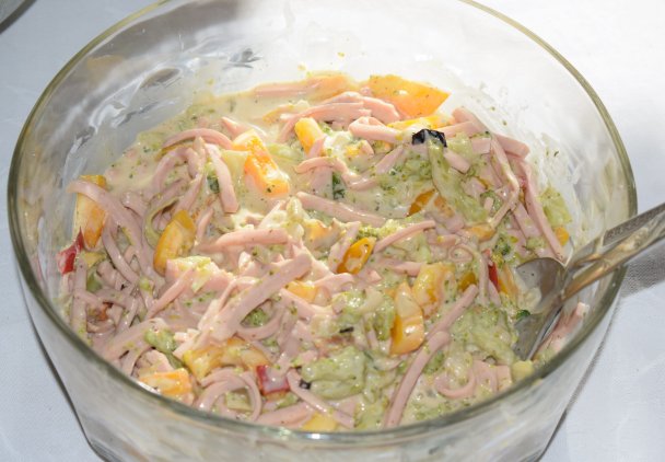 Sałatka z szynką i brokułami