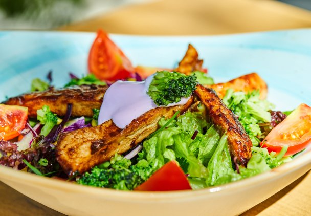 Sałatka z kurczakiem miodowym