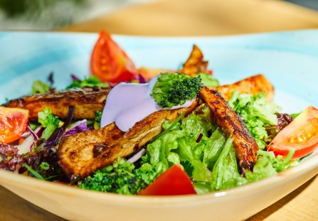 Sałatka z kurczakiem miodowym